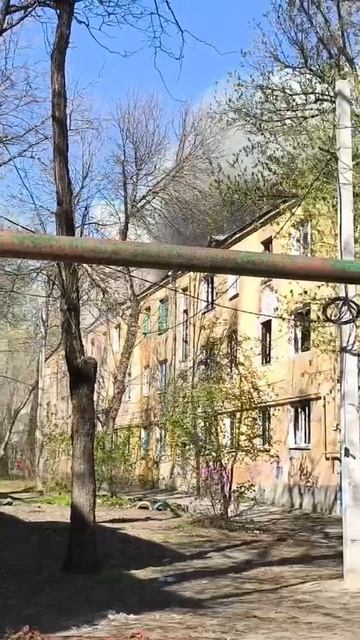 ПОСТРАДАВШИХ НЕТ: ещё кадры пожара в расселённом здании по улице Мечникова. В нём обитали бомжи.