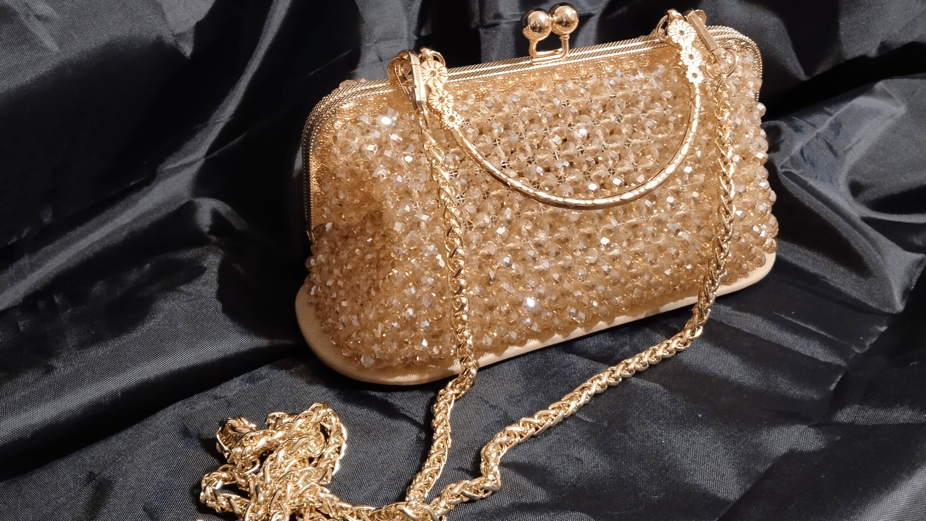Сумочка из хрустальных бусин на фермуаре 👛🪩🌞