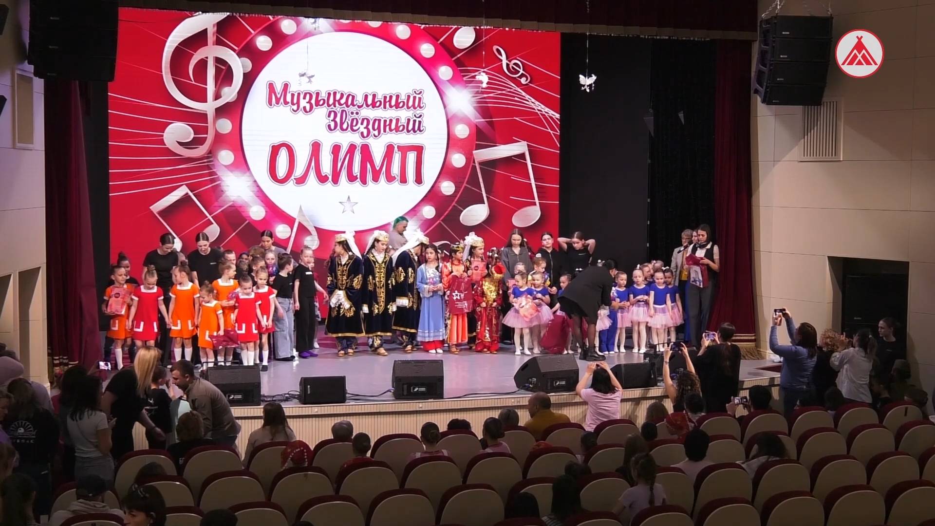 Народные танцы, живые эмоции и тысячи оваций!