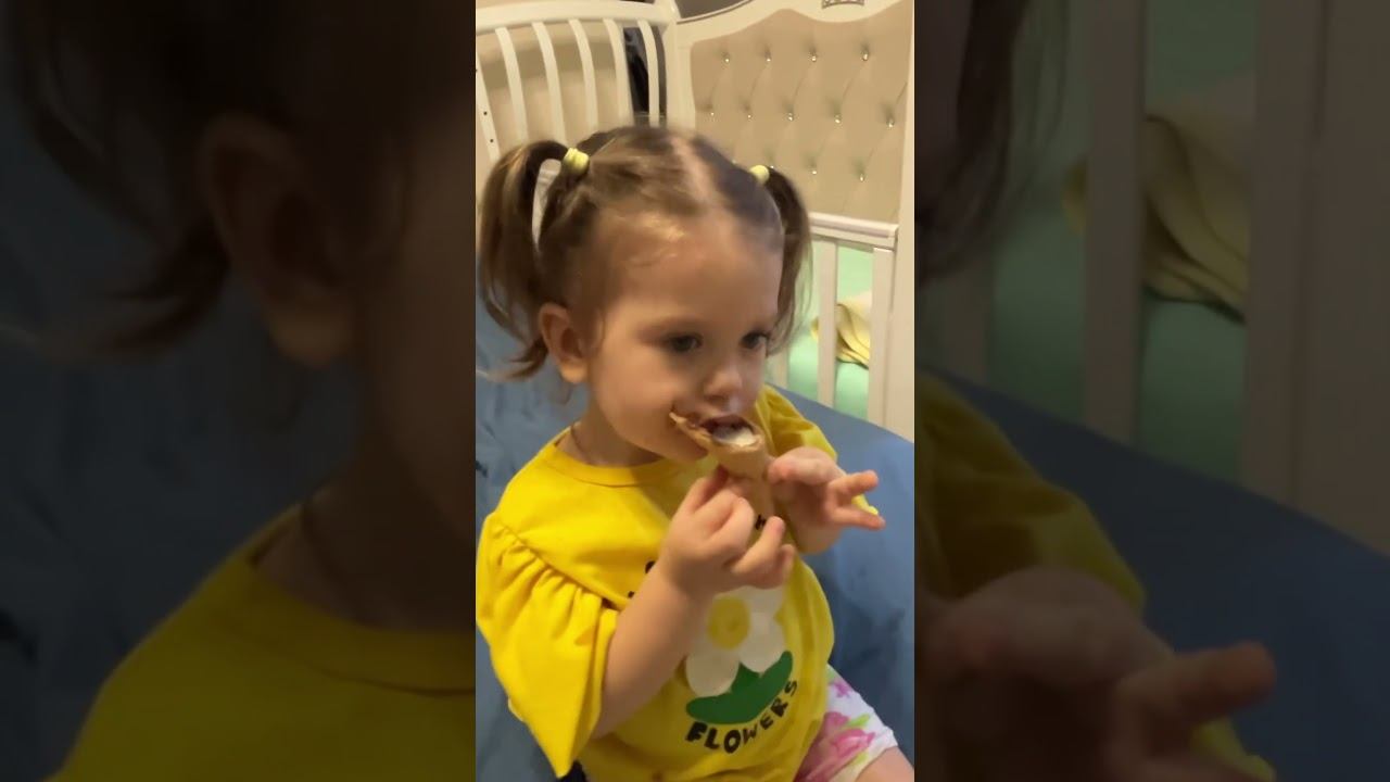 София ест мороженое #дети #baby #kids
