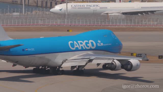 Грузовой Боинг 747 авиакомпании KLM Cargo взлетает из аэропорта Гонконга.