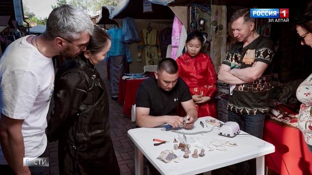 Ремесленник - косторез Эзен Урелов проводит различные мастер-классы