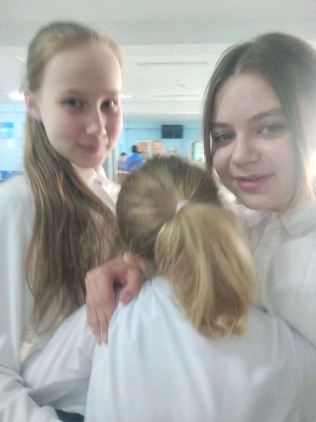 р