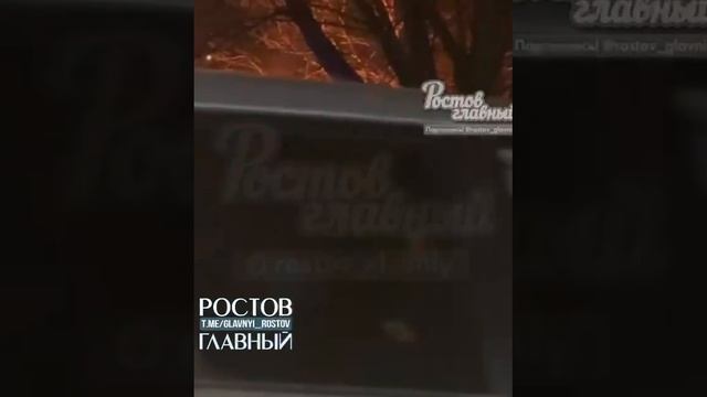 ВЛЕТЕЛ В ДЕРЕВО И ЗАГОРЕЛСЯ: в Рыбном переулке автомобиль протаранил дерево и вспыхнул.