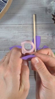 Секрет цветка из цветной бумаги и еловых шишек Новая идея DIY
