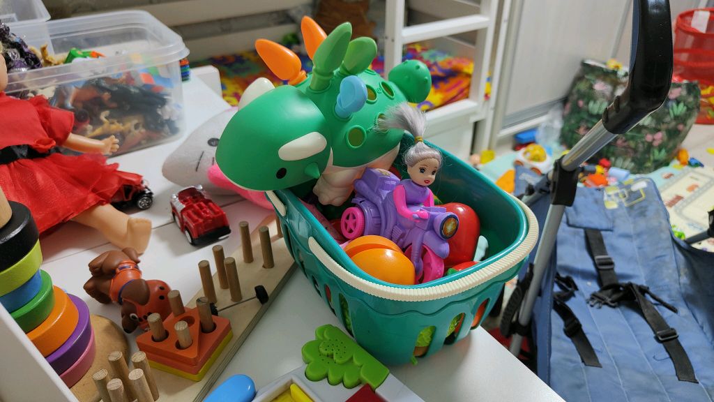 игрушки в детской комнате