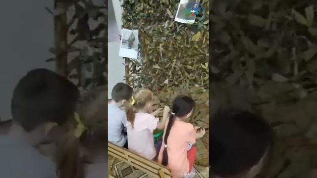 Дети плетут маскировочные костюмы для российской армии
