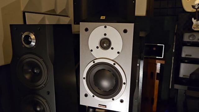 Vintage Marantz 1070 & Dynaudio Audience playing smooth jazz