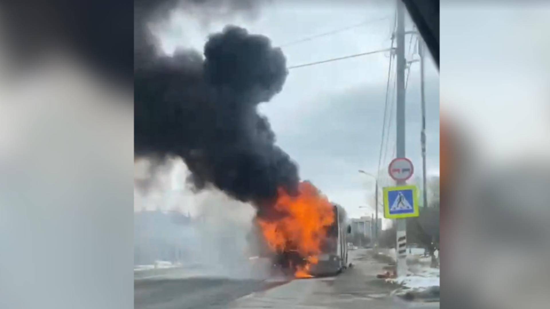 Пассажирский автобус загорелся на проезжей части в Подмосковье