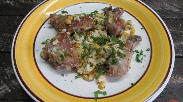 Курица с яйцом и кукурузой