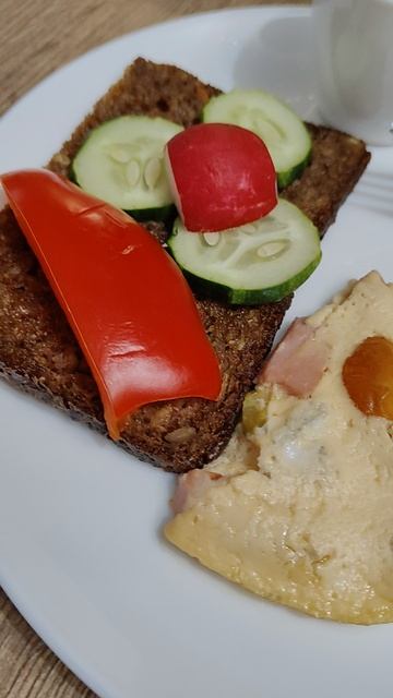 Завтраки 🍅🥪 Омлет на кефире с помидорами #еда #завтрак #вкусно #омлет #питание #пп