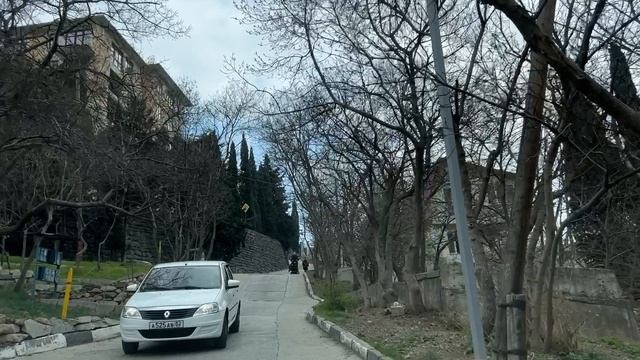 Ялта. По ул.Достоевского вверх от Красноармейской до Сосновой улиц. 23.03.25. Крым. Crimea. Yalta.