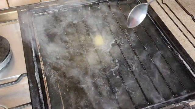 Очистите решетку духовки за считанные минуты! Благодаря этой хитрости она будет