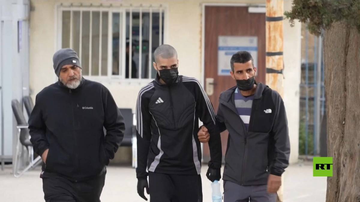 اعتُقل طفلا وخرج شابا.. لحظة الإفراج عن الفلسطيني أحمد مناصرة بعد 9 سنوات ونصف في السجن