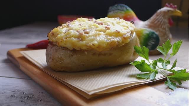 Картошка с начинкой в стиле Карбонары – сливочный восторг! 🥔🧀