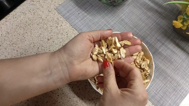 Идеальный способ утилизации остатков чесночка весной!!!
