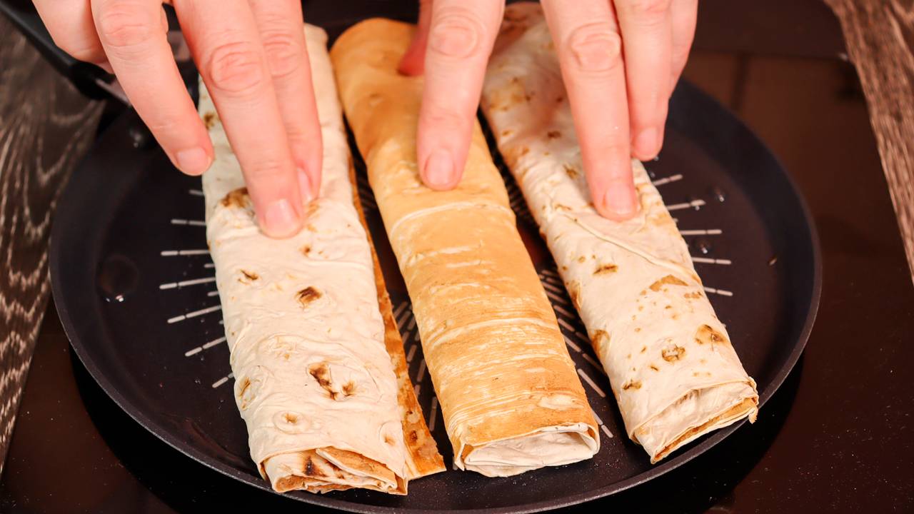 Беру и намазываю начинку на лаваш. Это так вкусно и никакой возни с тестом