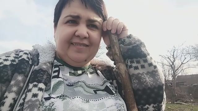 Занимаюсь прополкой лука и чеснока