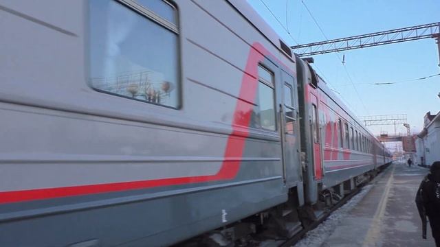 електровоз ЭП1М-662 с поездом №126 Москва-Новороссийск прибывает на станцию Миллерово