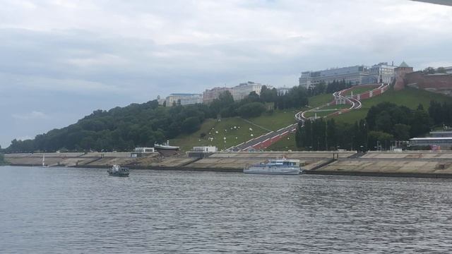 катер и баржа на реке