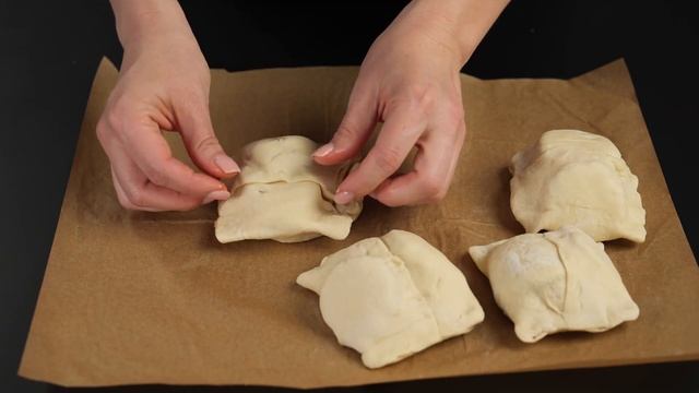 Speichern Sie dieses zuckerfreie Osterrezept! Hausgemachtes Ananas- und Blätterteigdessert zum Tee.