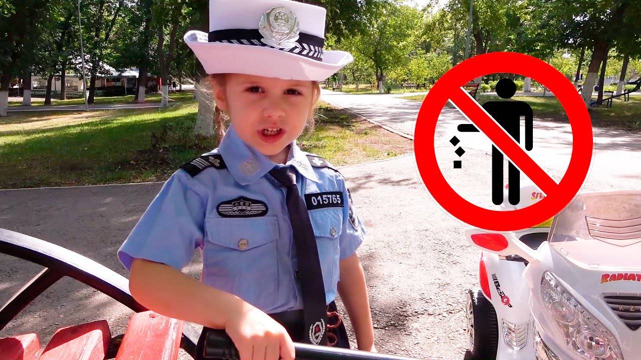 Ева и Мама Играют в Полицейского