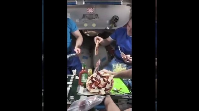 Космическая вечеринка с пиццей на МКС
