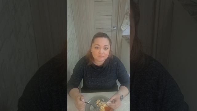 На завтрак скрэмбл с колбасой (колбаса пропадает) и помидорка😁