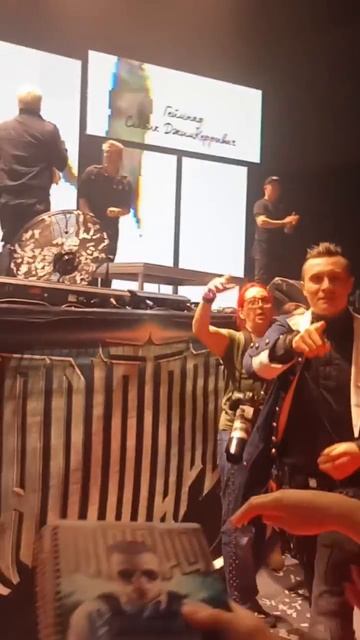 Автограф для юного роцкера или шаром по голове🤘