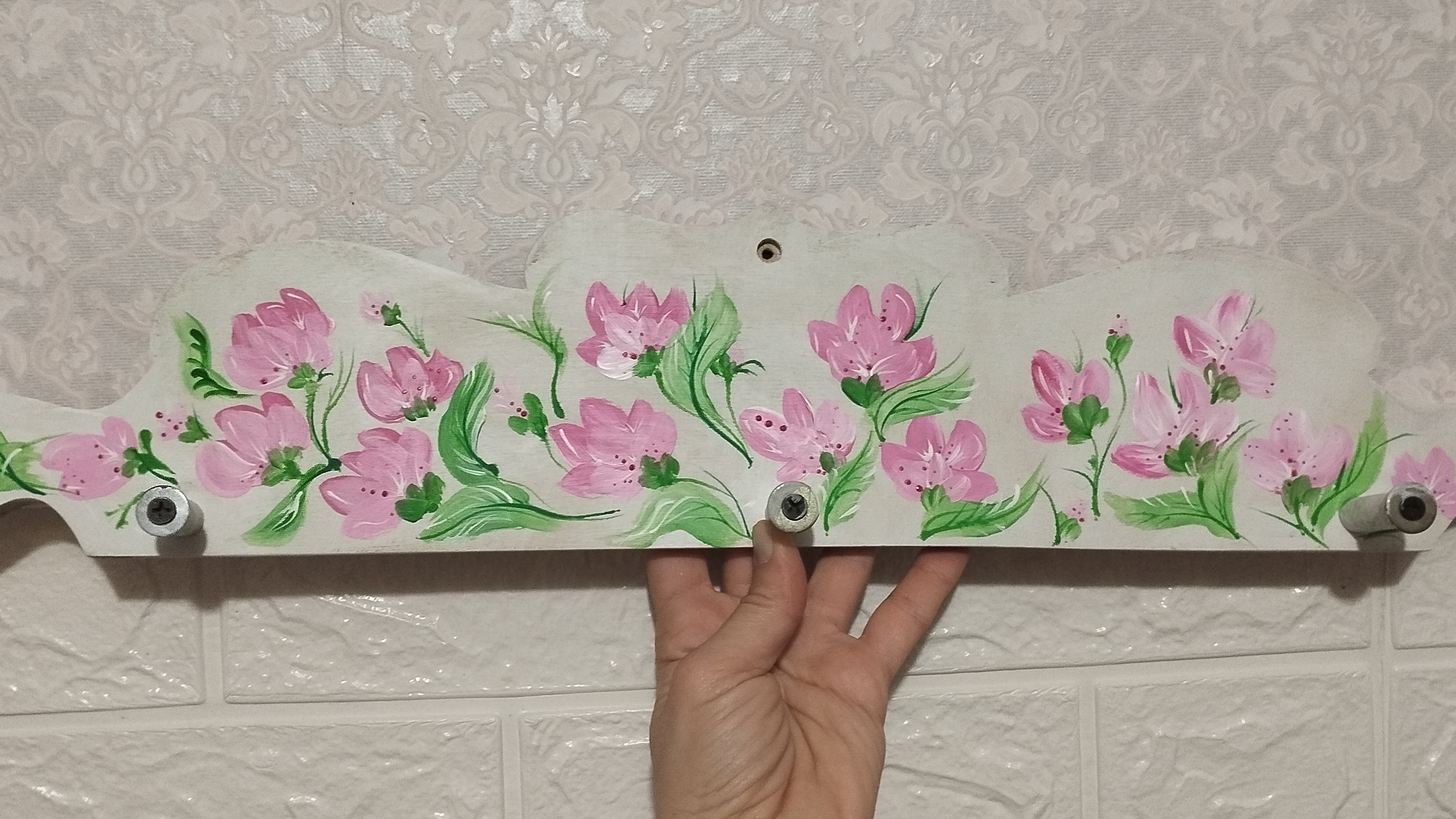 Деревянная вешалка для маминого магазинчика