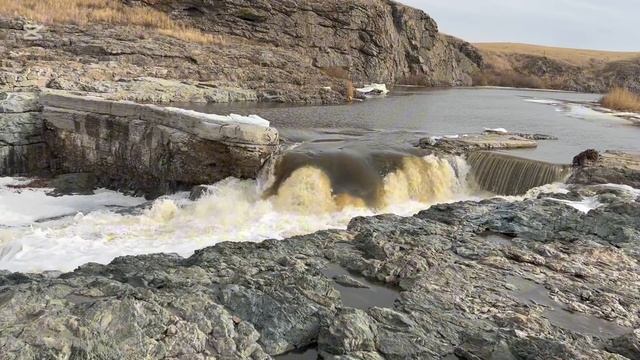 Шепот воды: медитативное путешествие к водопаду