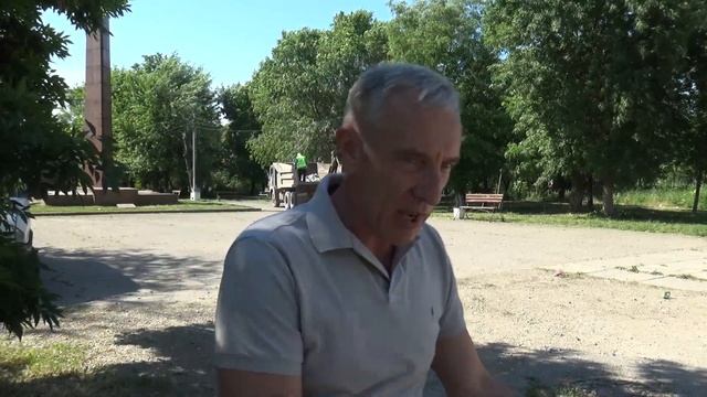 Стаханов. Жевлаков. В парке Победы коммунальщики наводят порядок.