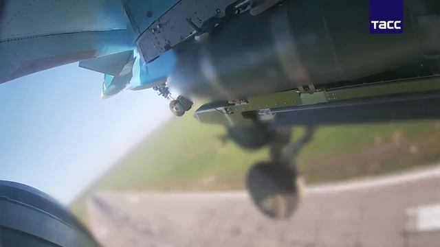 Российский истребитель-бомбардировщик Су-34 нанес удар по пункту управления беспилотниками ВСУ