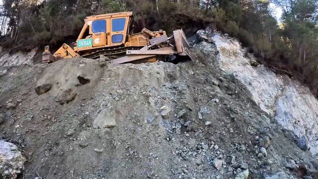 Строительство лесной дороги в зоне оползня.