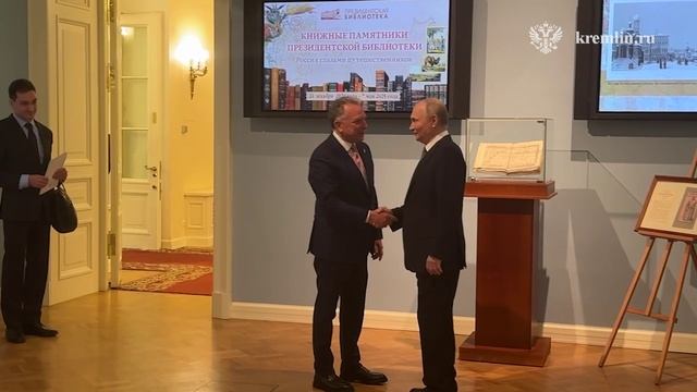Кремль публикует кадры начала встречи Путина и Уиткоффа в Петербурге.