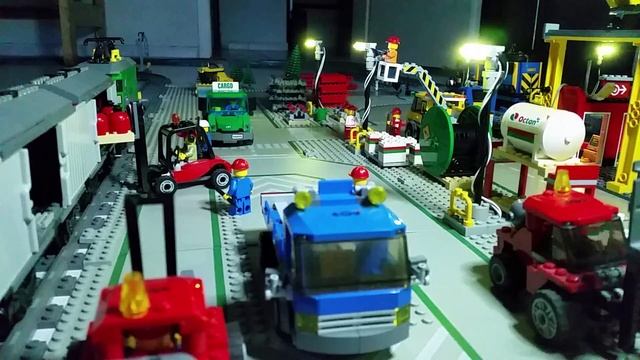 LEGO Грузовой поезд ночью для детей