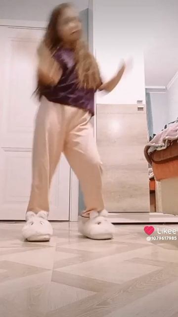 танцую 😅😅