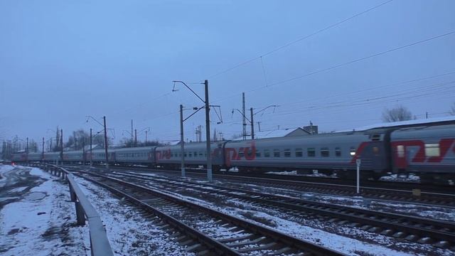 ЭП1М-565 с поездом №381 Грозной-Москва приветливой бригадой прибывает на станцию Миллерово