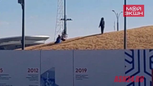 «Все вытопчут»: благовещенца возмутили подростки, катающиеся на велосипедах по холмам на набережной
