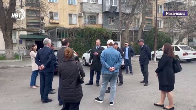 Отсутствие освещения во дворе, плохая уборка в подъездах и протекающая крыша.