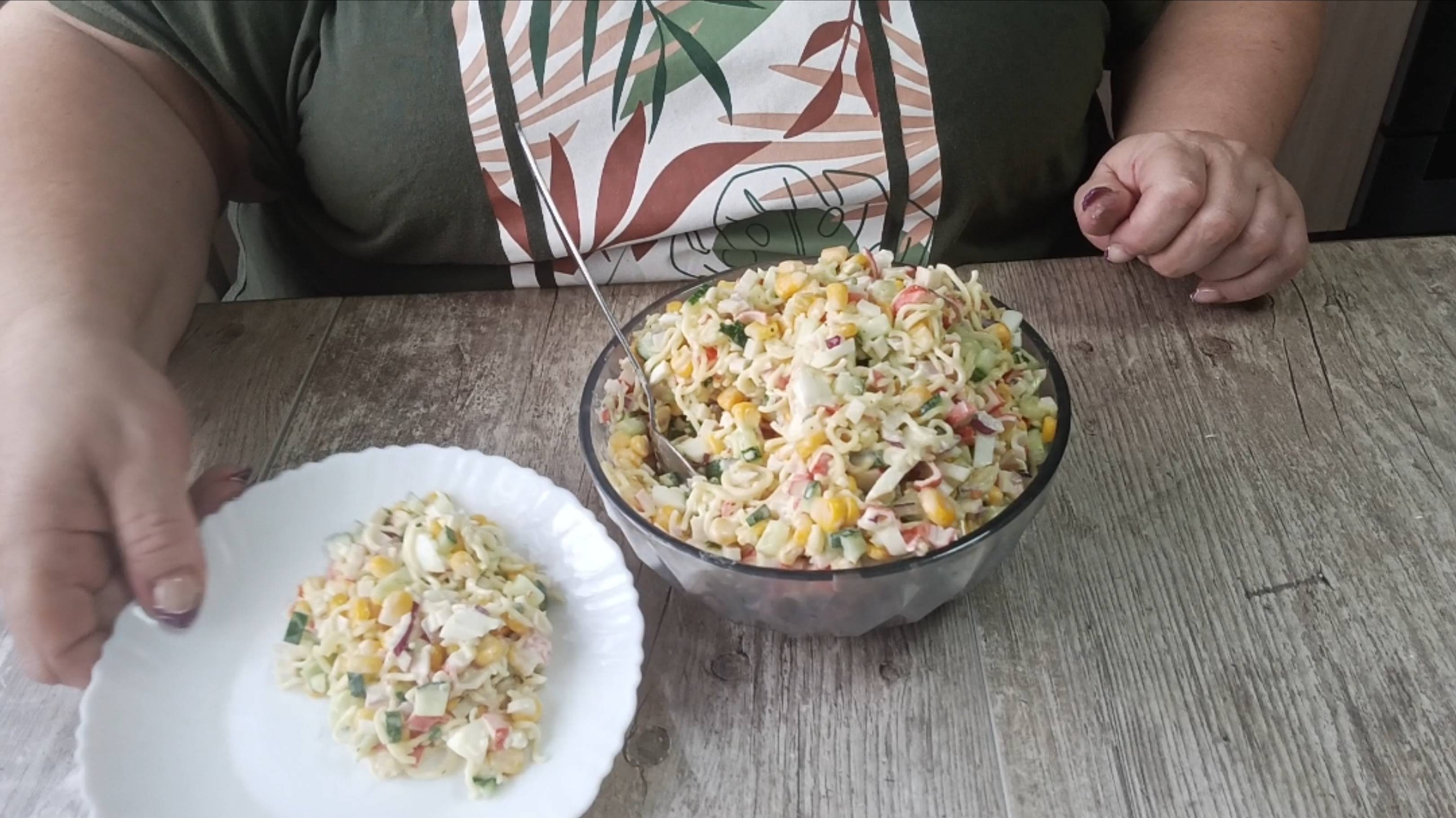 КРАБОВЫЙ САЛАТ С РОЛТОНОМ. Необычный, красивый, очень вкусный салат. 😋