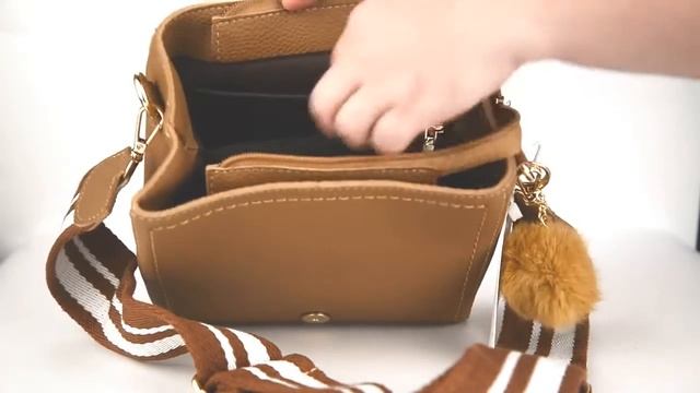 Сумка женская с широким ремнем и меховым брелком, коричневая