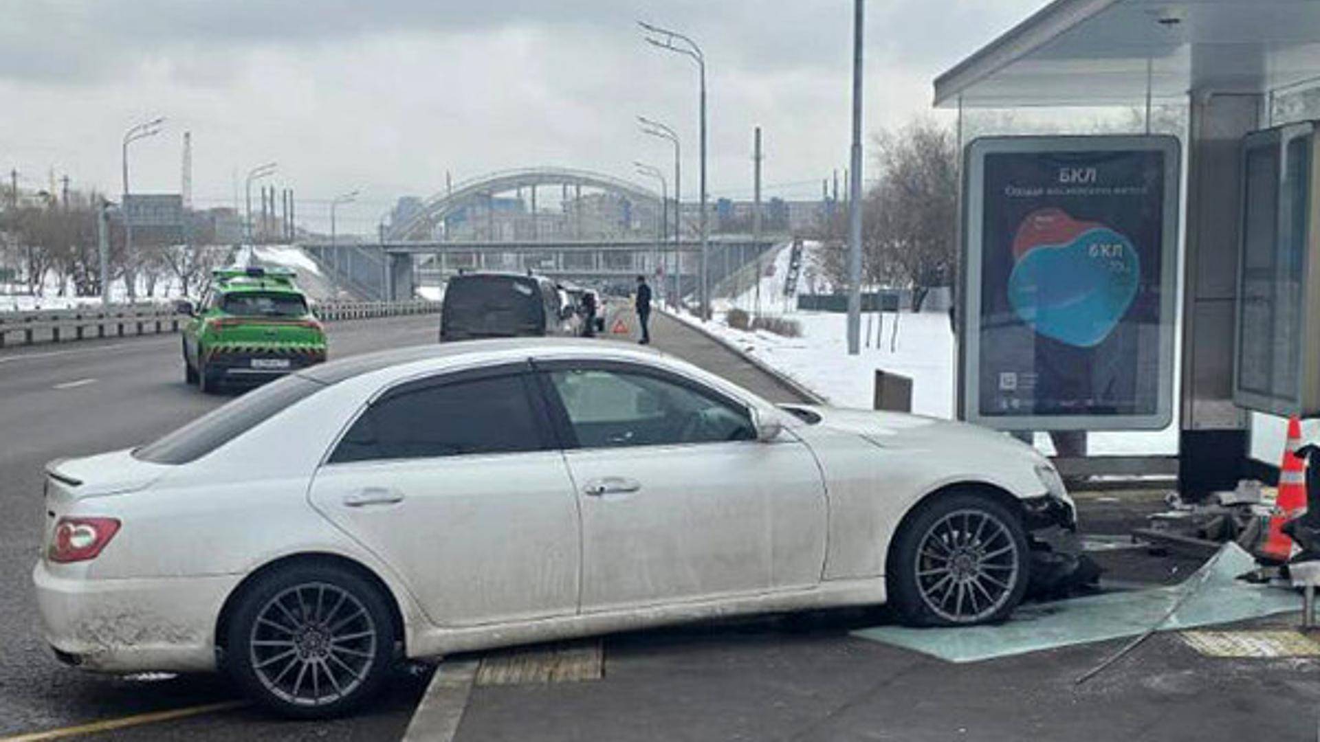 В Москве Toyota влетела в остановку с людьми, есть пострадавшие