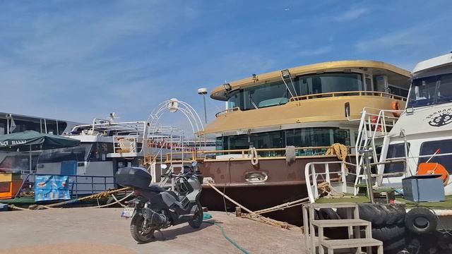 Такого скопления красивых кораблей вы еще не видели. Причал в Стамбуле. Прогулка по весенней Турции