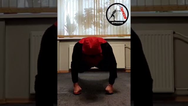 Цирковые отжимания на балансирах.mp4
