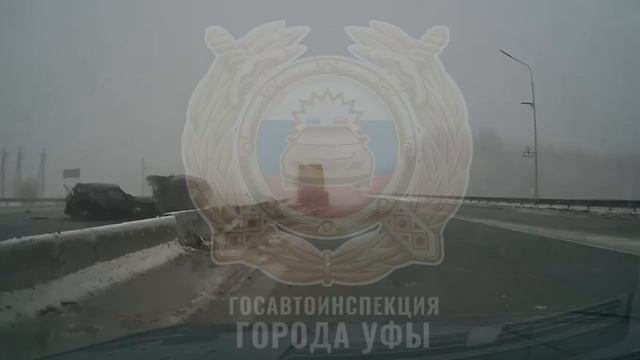 Семья с детьми пострадала при падении цементовоза на их машину в Башкирии