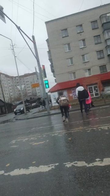 Иду после школы под дождём