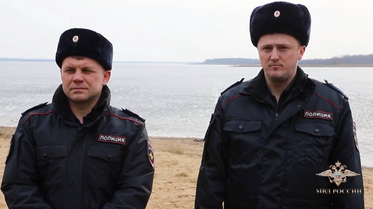 Владимир Колокольцев наградил псковских полицейских, которые спасли провалившихся под лед рыбаков