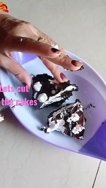 let's cut the cake 🍰 two flavours.mini cakes,#cake,amazing cakes,tiny cakes,cakes,satisfying cake