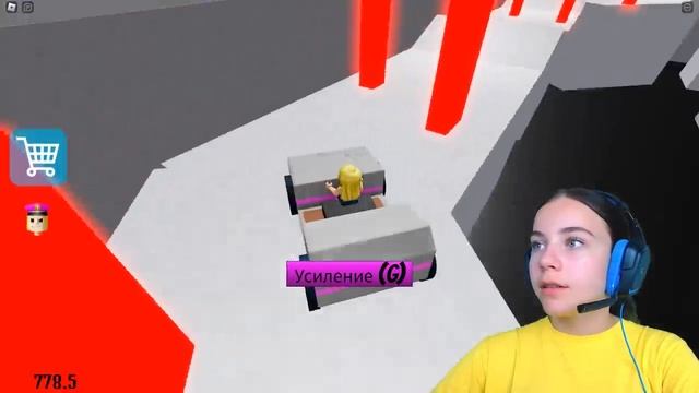 Family Play TV -  БАРРИ стал ДЕВУШКОЙ в ROBLOX!